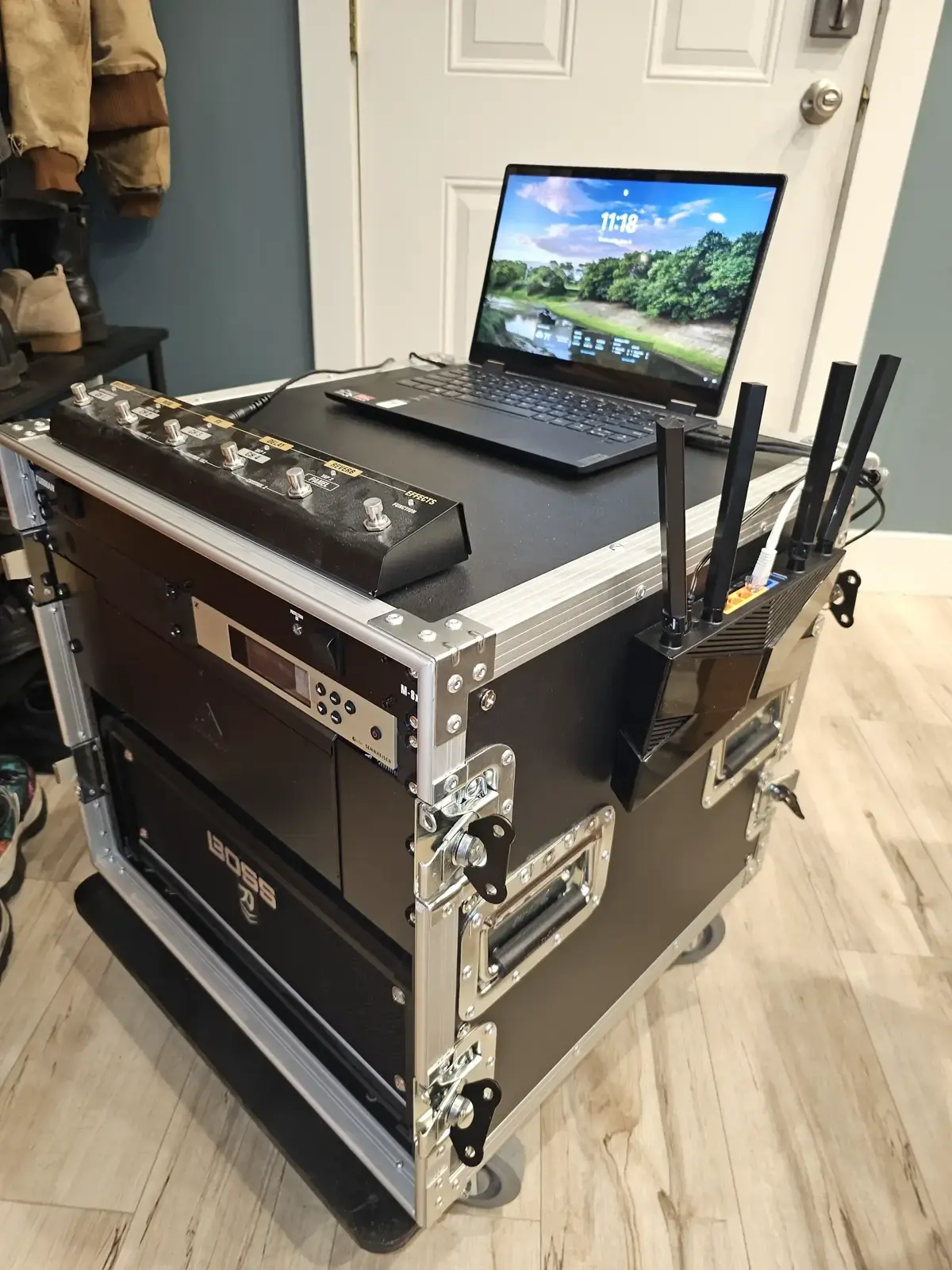 Black rolling road case setup